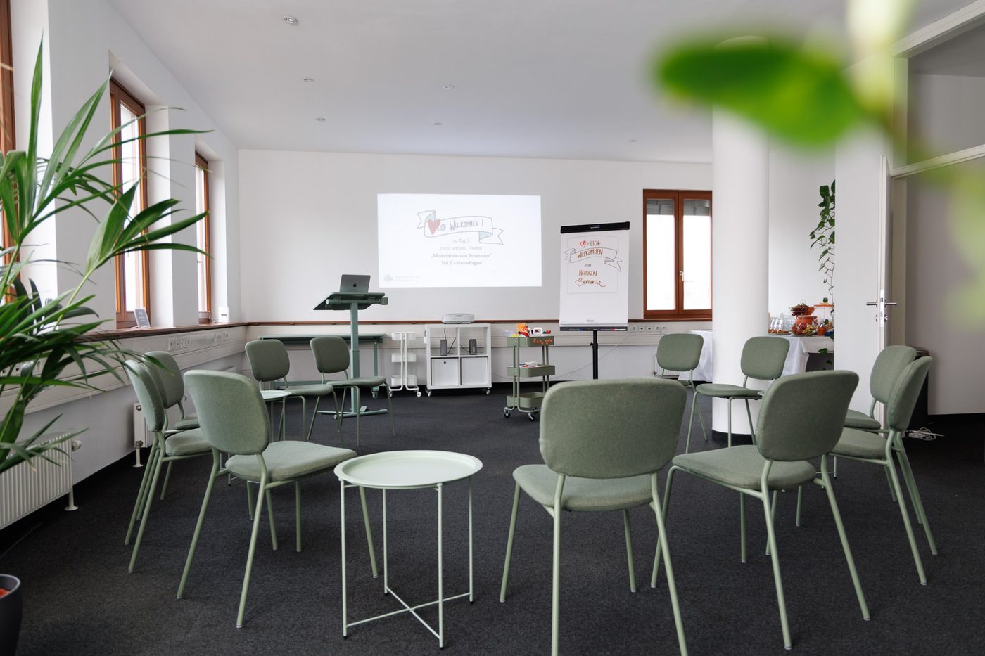 Sesselkreis mit Projektor